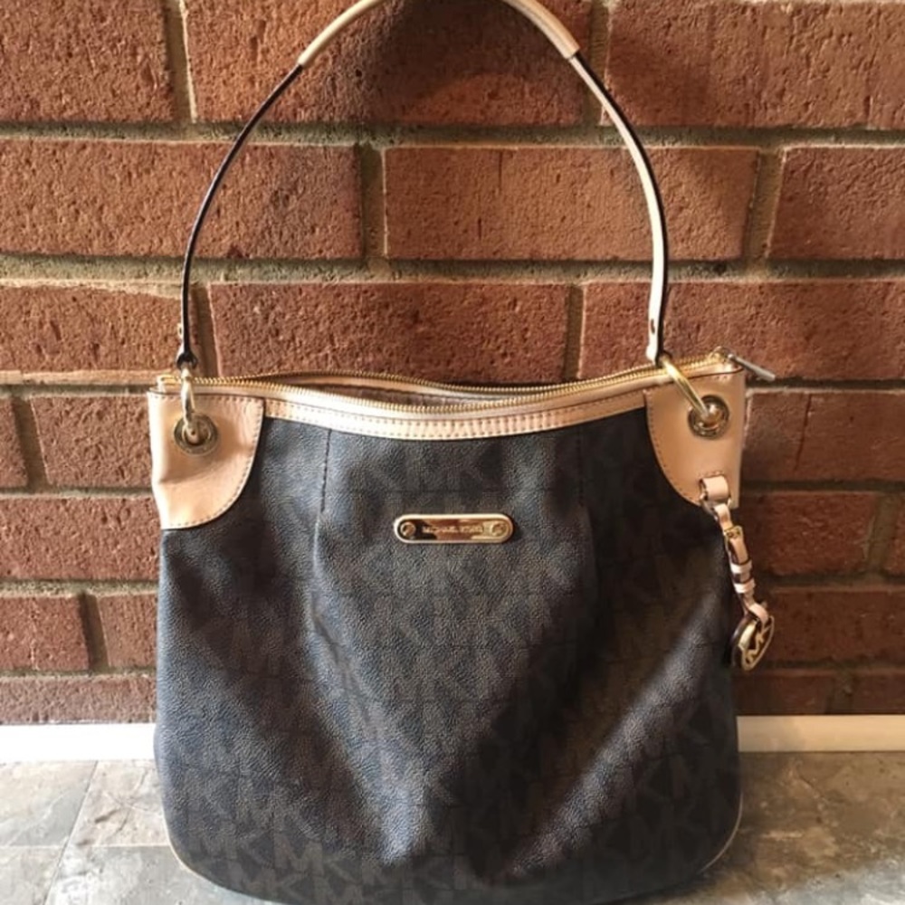 SOLD!! Michael Kors tote